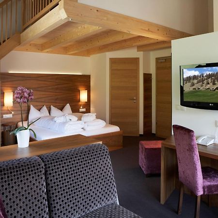 Hotel Stoeres - Active Wellbeing San Cassiano  Esterno foto