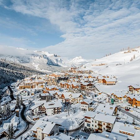 Hotel Stoeres - Active Wellbeing San Cassiano  Esterno foto