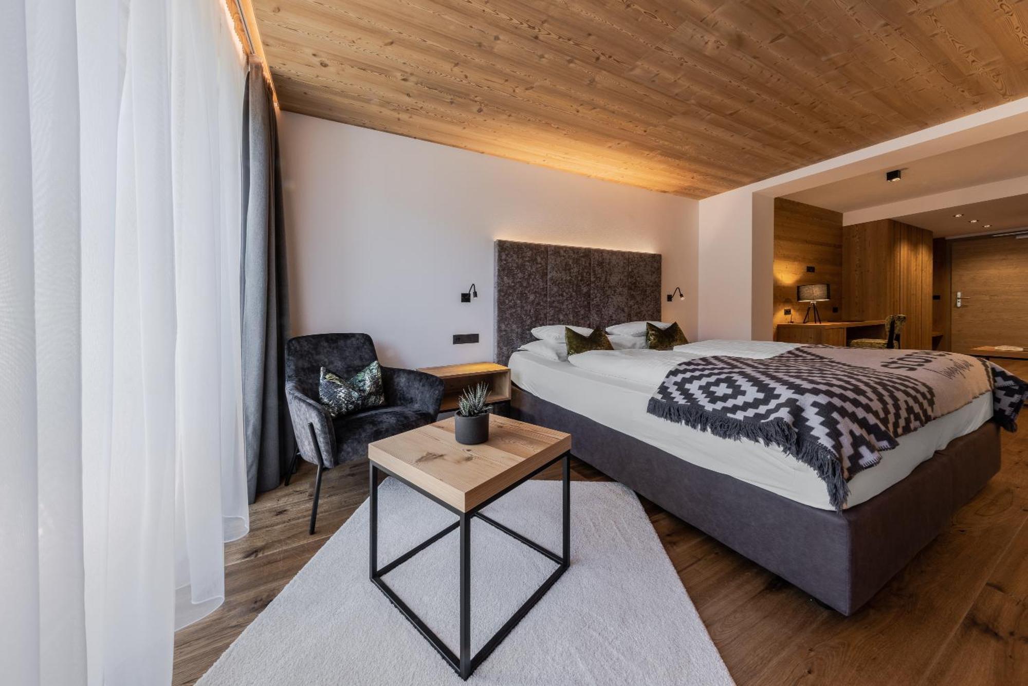 Hotel Stoeres - Active Wellbeing San Cassiano  Esterno foto