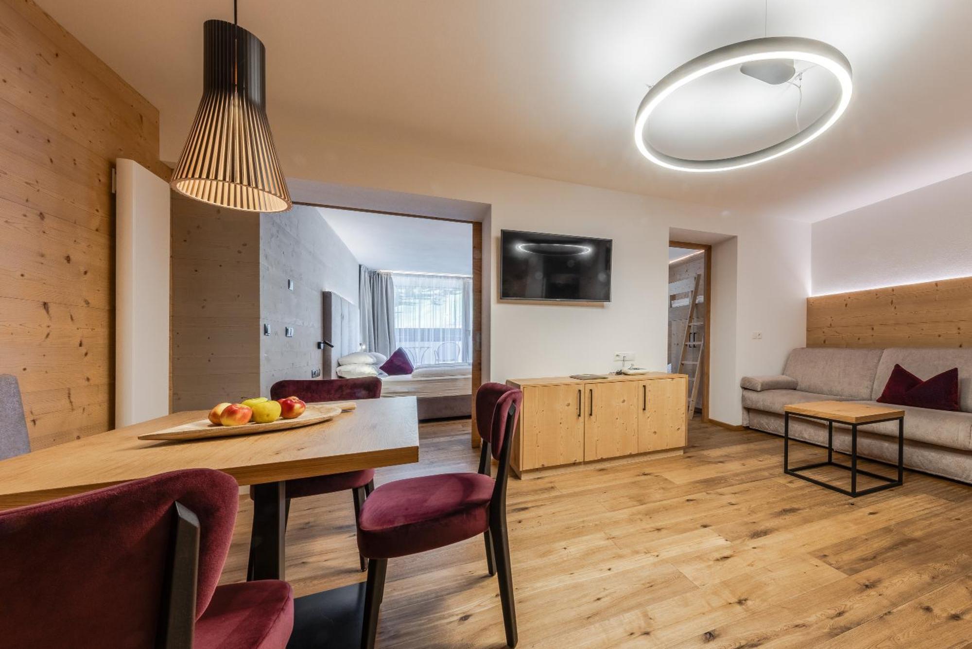 Hotel Stoeres - Active Wellbeing San Cassiano  Esterno foto