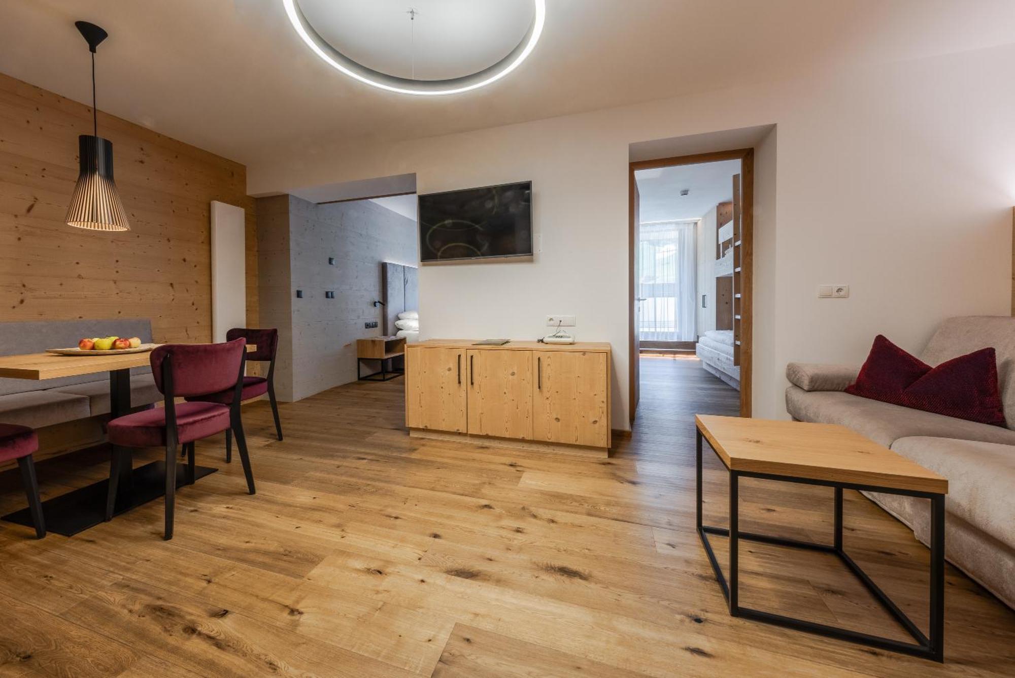 Hotel Stoeres - Active Wellbeing San Cassiano  Esterno foto