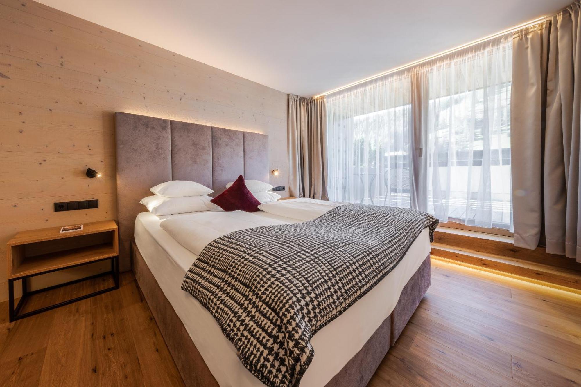 Hotel Stoeres - Active Wellbeing San Cassiano  Esterno foto