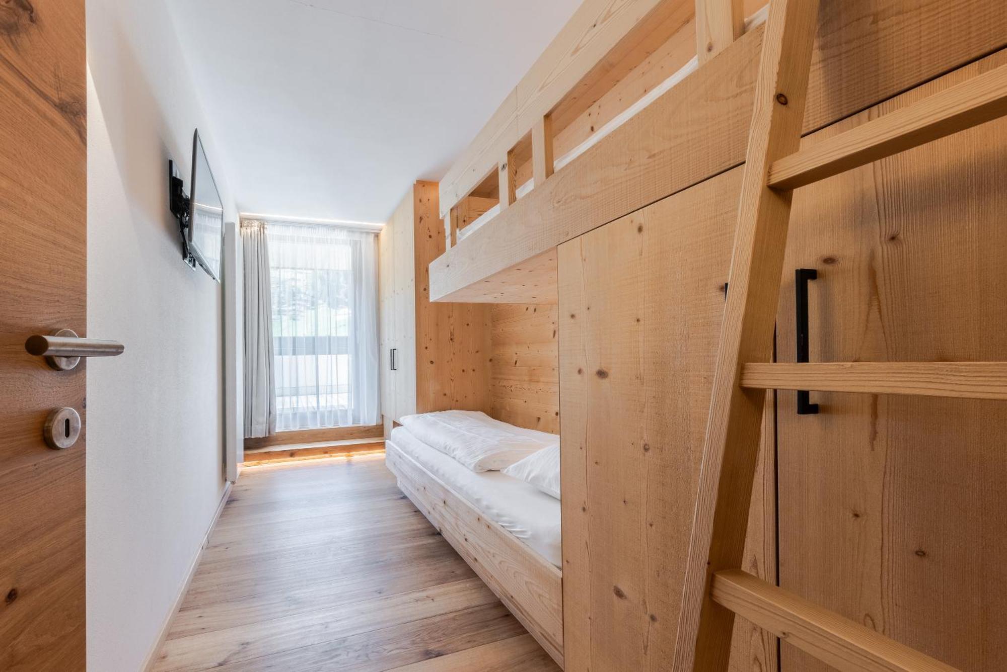 Hotel Stoeres - Active Wellbeing San Cassiano  Esterno foto