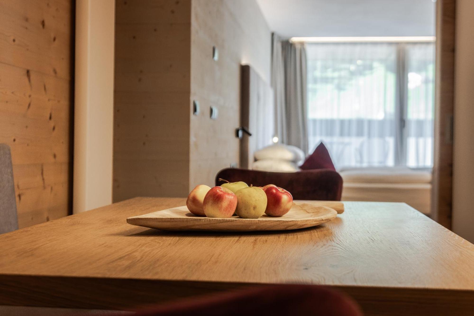 Hotel Stoeres - Active Wellbeing San Cassiano  Esterno foto