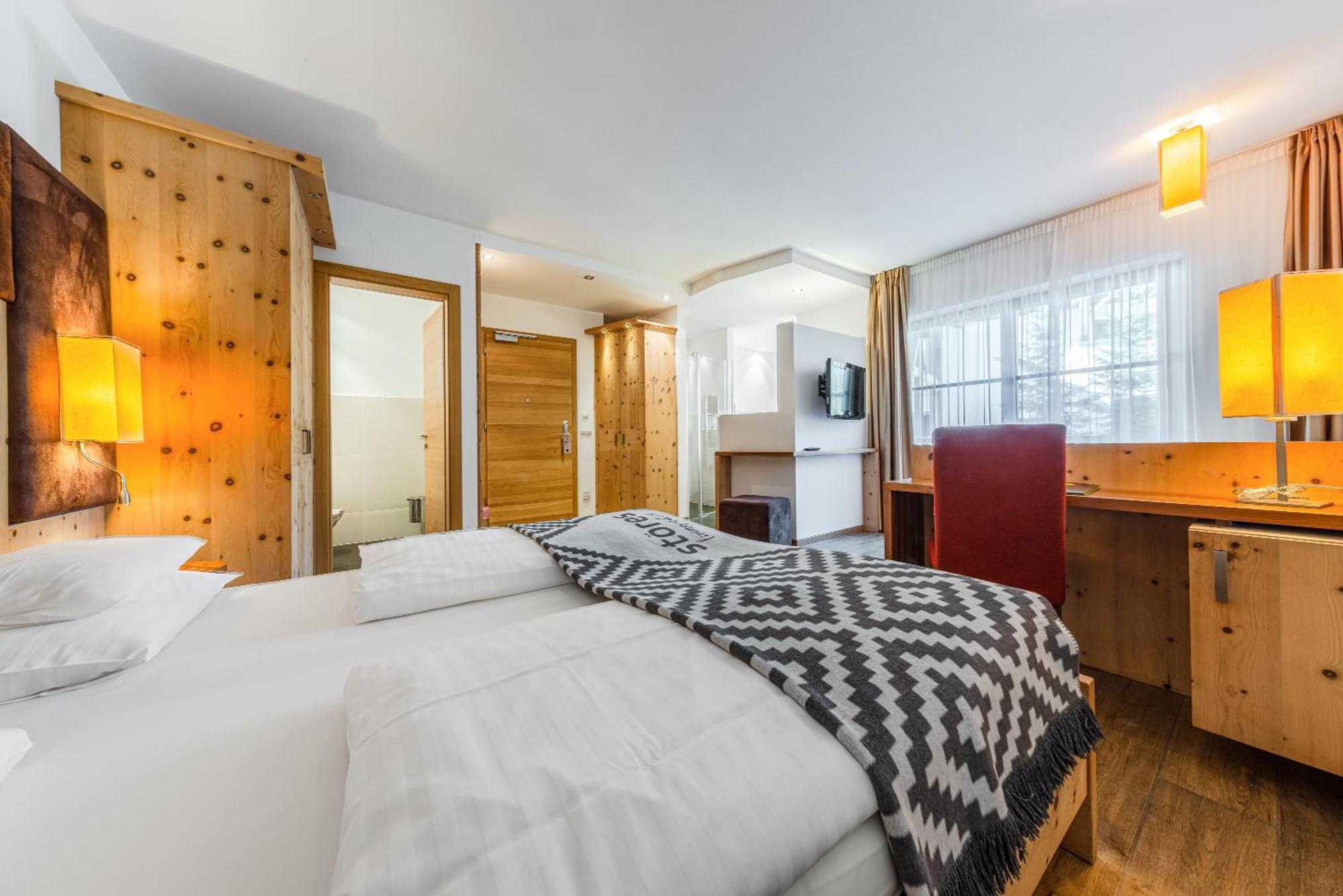 Hotel Stoeres - Active Wellbeing San Cassiano  Esterno foto