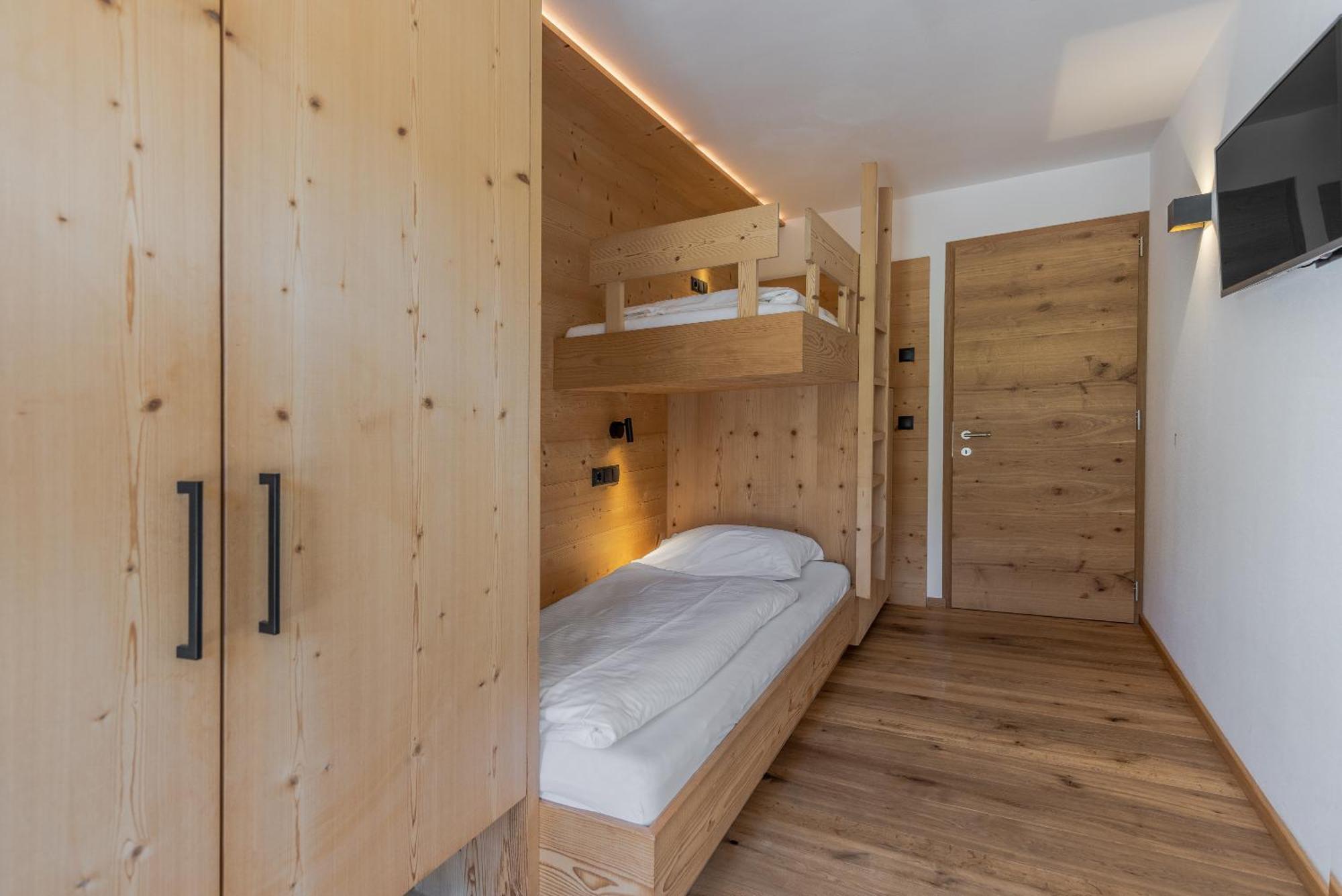 Hotel Stoeres - Active Wellbeing San Cassiano  Esterno foto