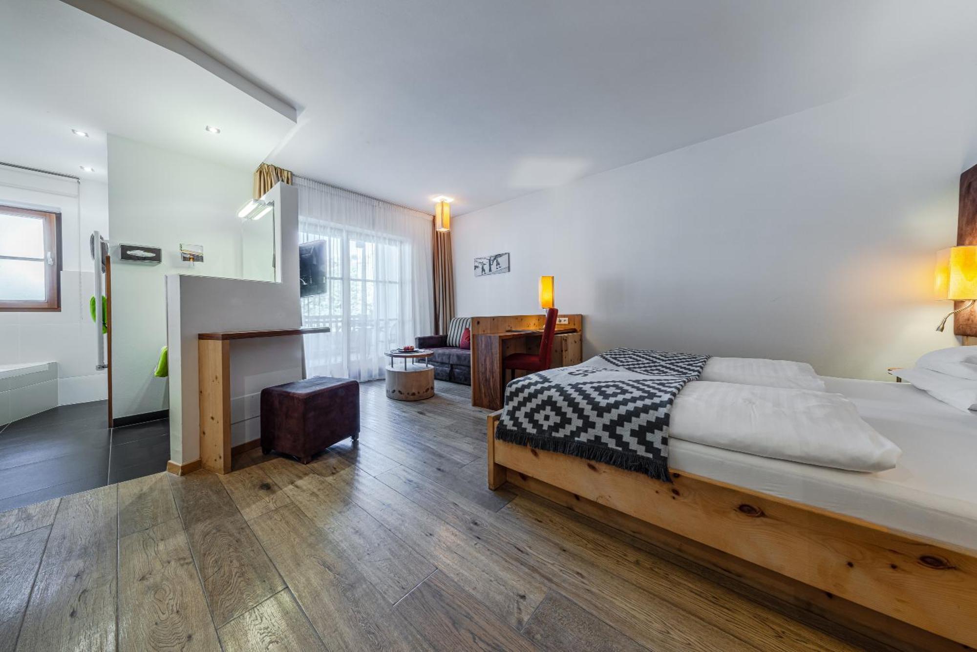 Hotel Stoeres - Active Wellbeing San Cassiano  Esterno foto