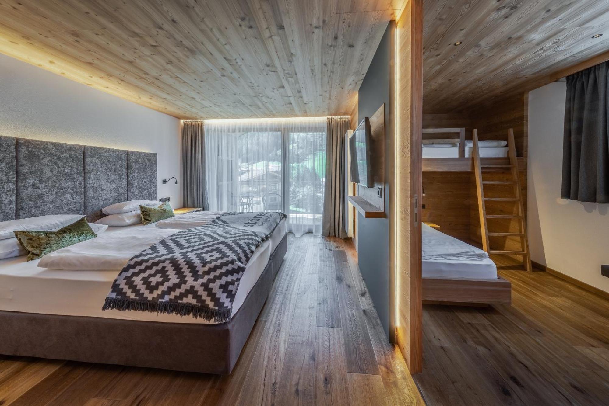 Hotel Stoeres - Active Wellbeing San Cassiano  Esterno foto