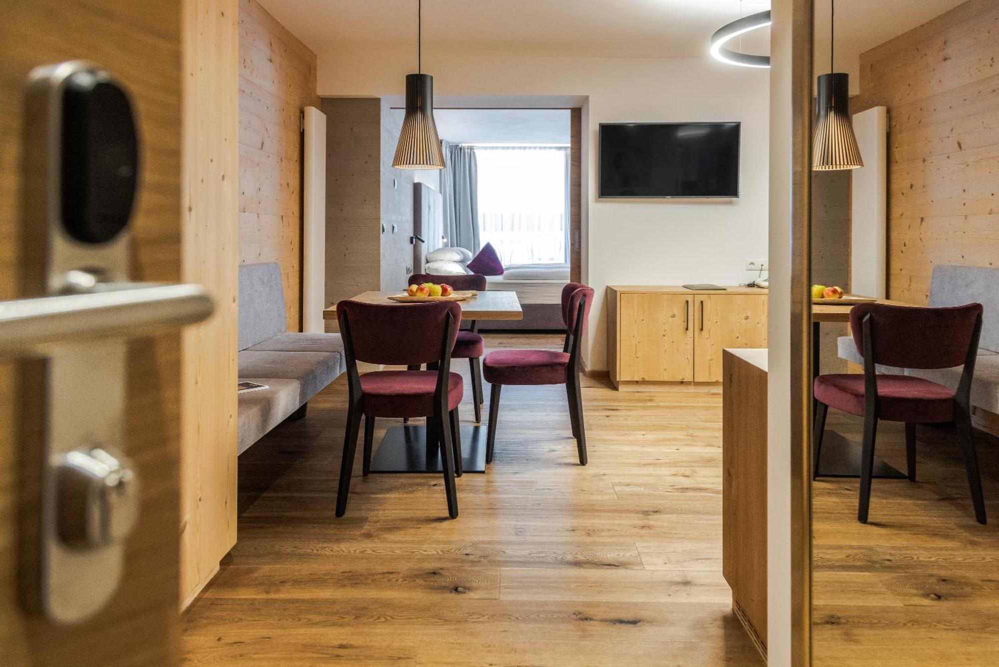 Hotel Stoeres - Active Wellbeing San Cassiano  Esterno foto