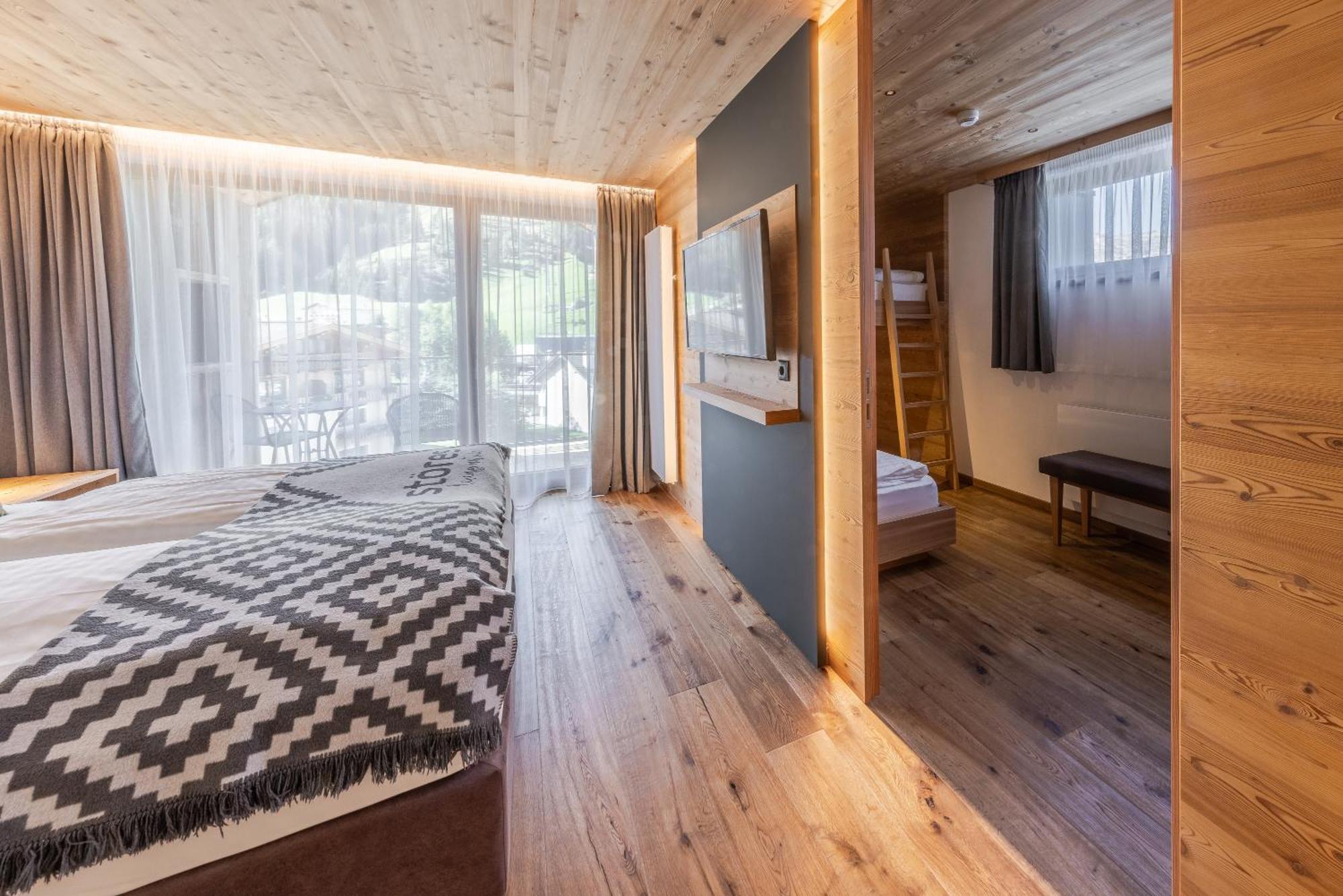 Hotel Stoeres - Active Wellbeing San Cassiano  Esterno foto