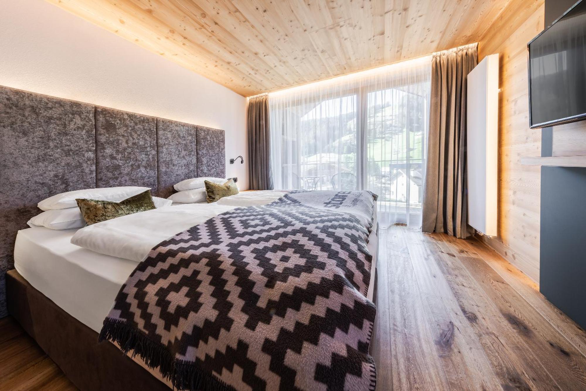 Hotel Stoeres - Active Wellbeing San Cassiano  Esterno foto