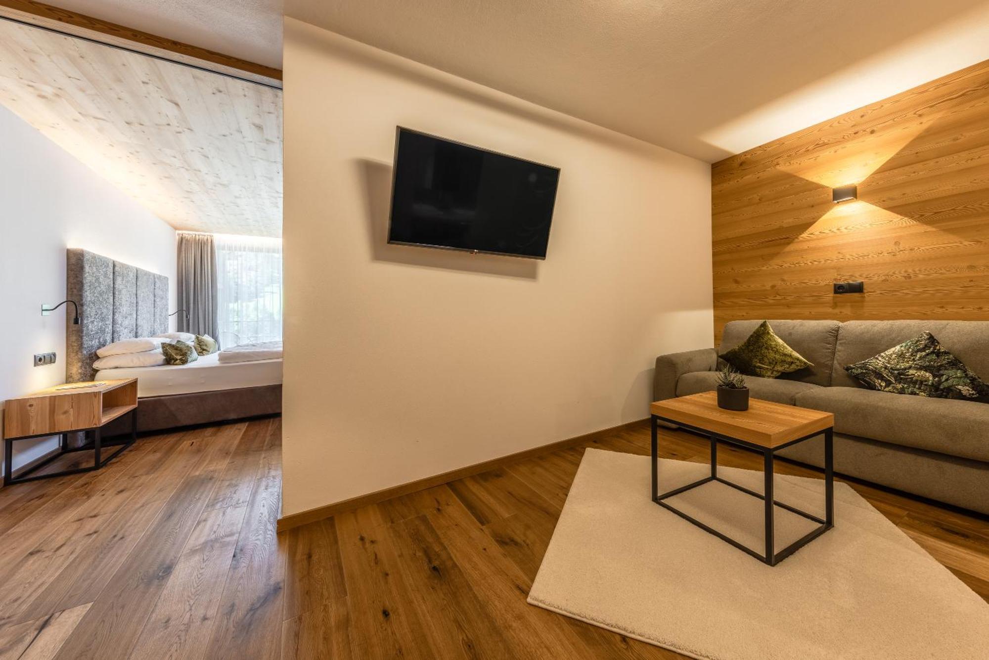 Hotel Stoeres - Active Wellbeing San Cassiano  Esterno foto