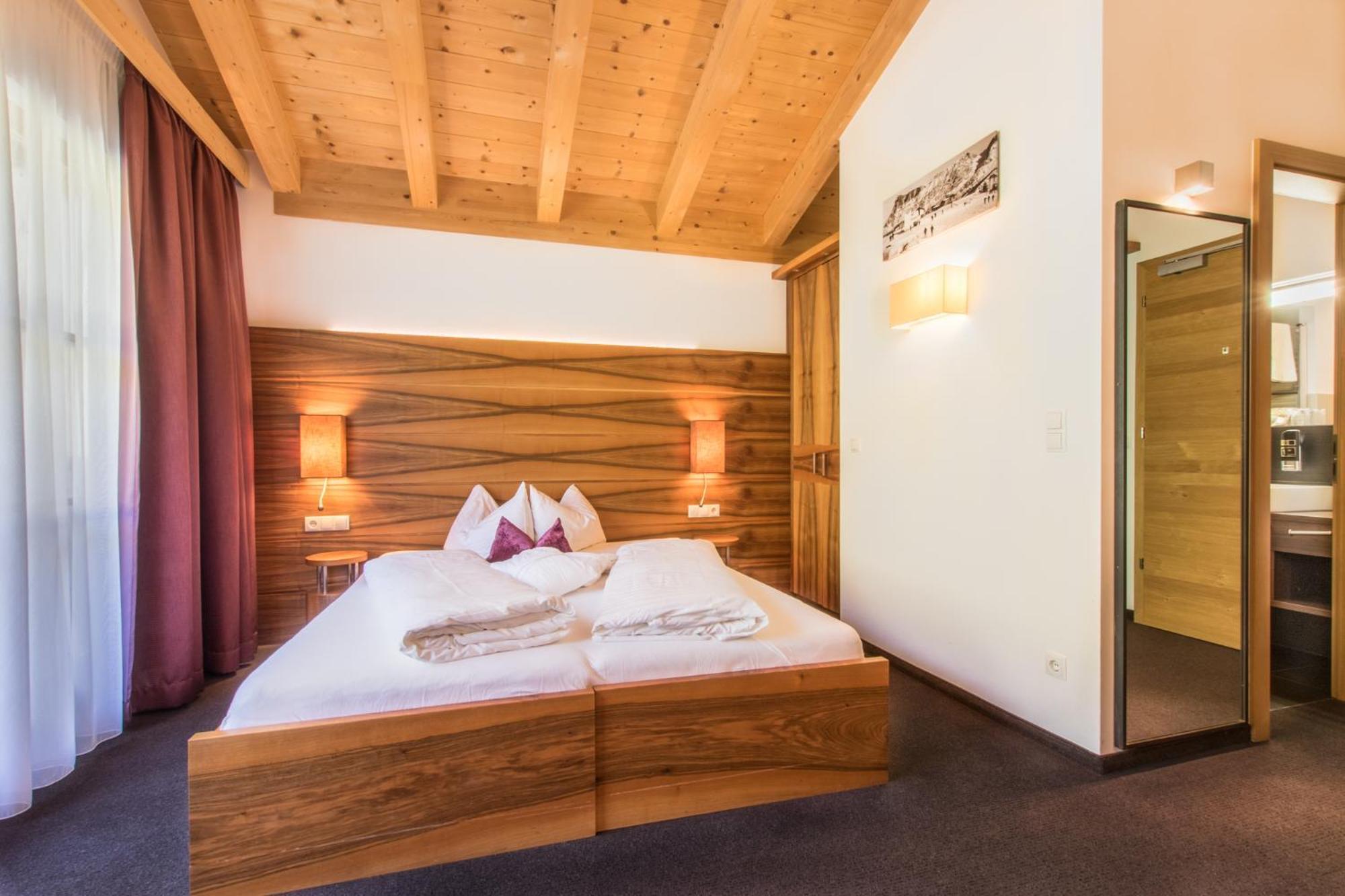 Hotel Stoeres - Active Wellbeing San Cassiano  Esterno foto