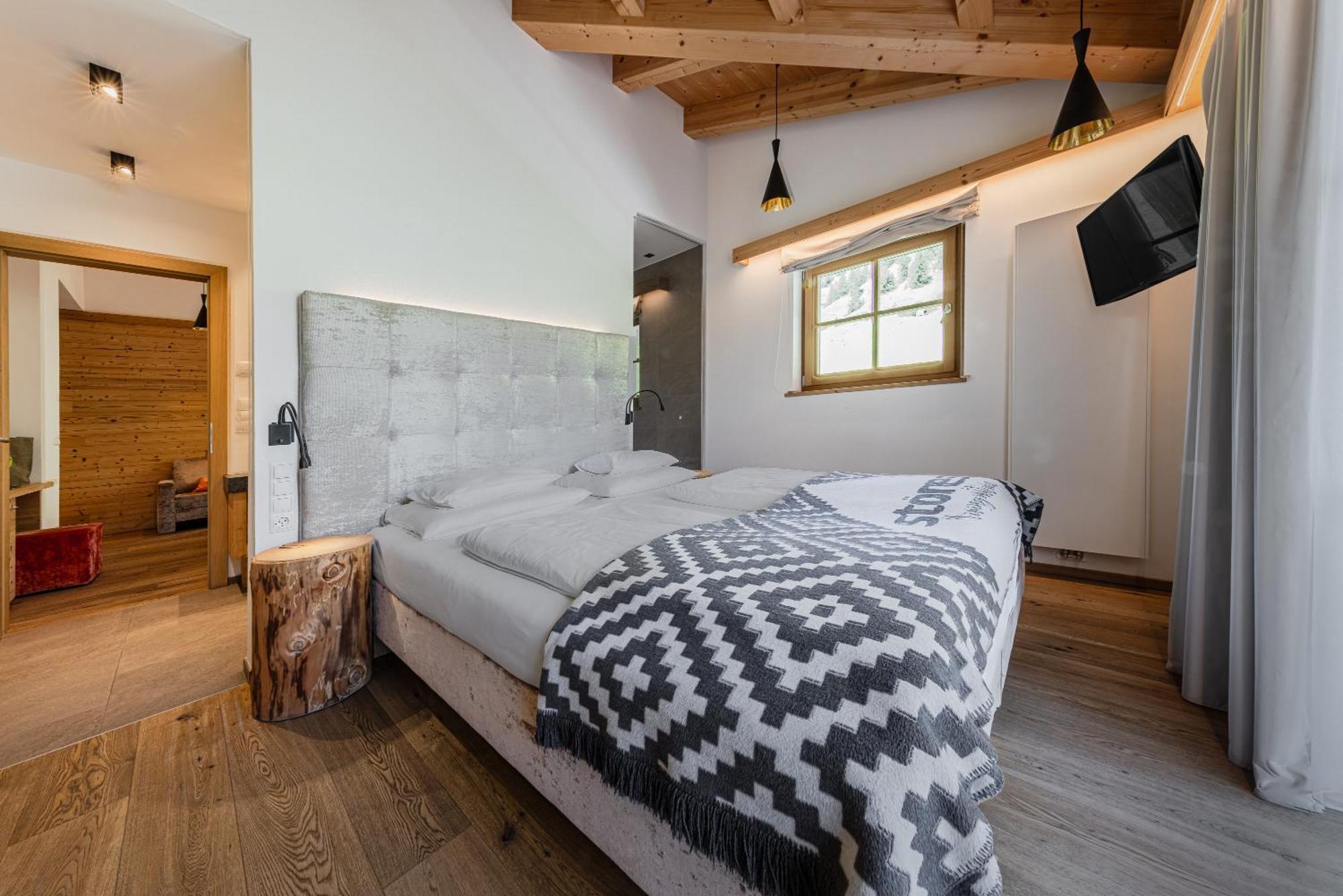 Hotel Stoeres - Active Wellbeing San Cassiano  Esterno foto