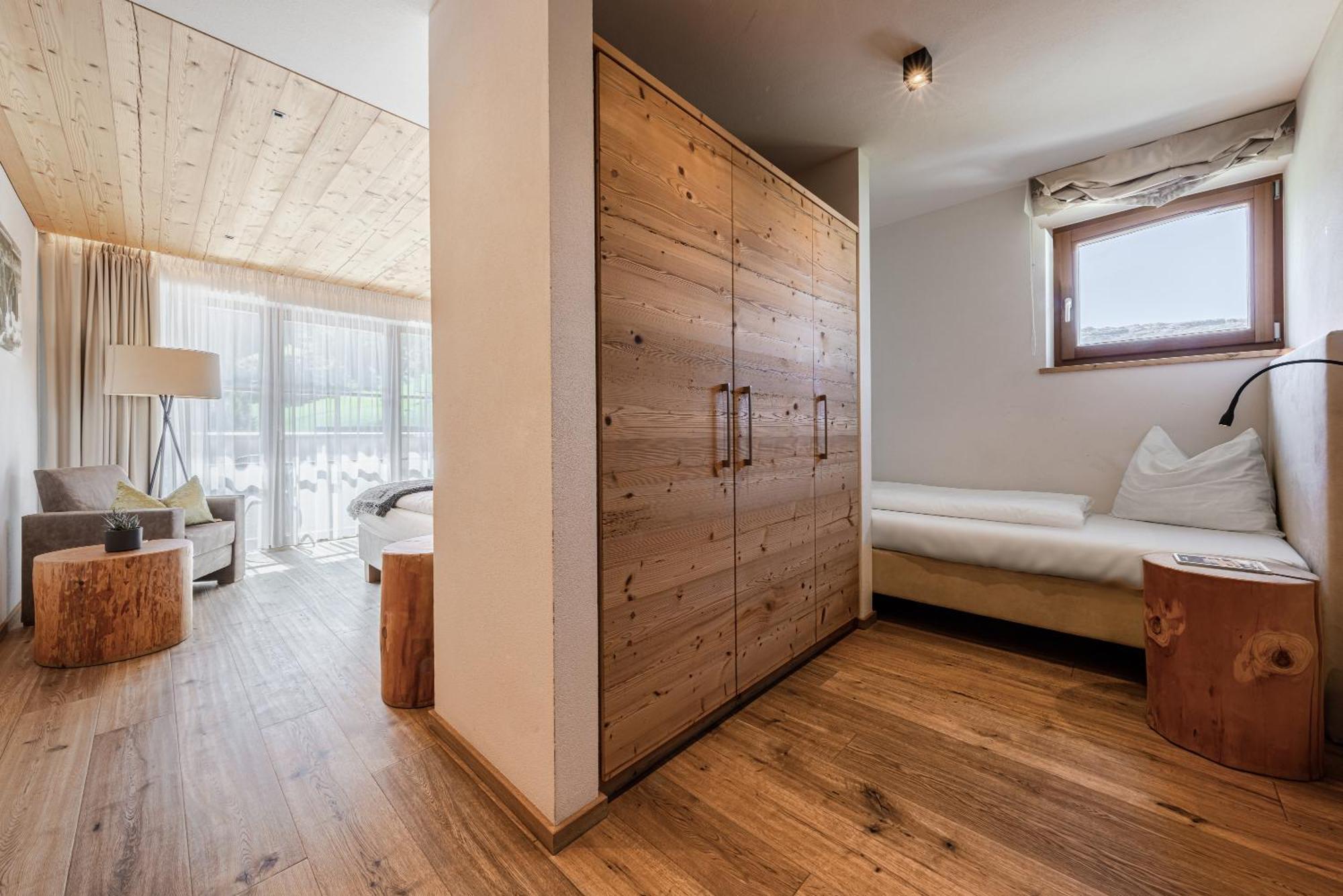 Hotel Stoeres - Active Wellbeing San Cassiano  Esterno foto