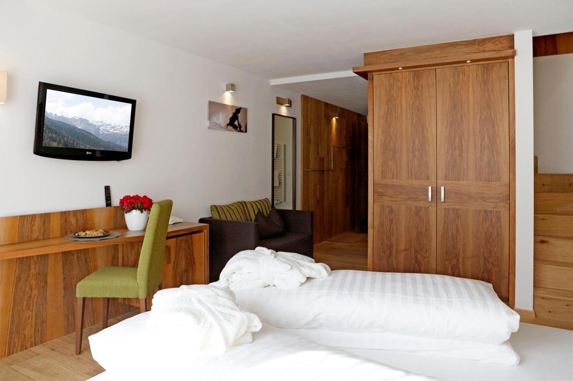 Hotel Stoeres - Active Wellbeing San Cassiano  Esterno foto