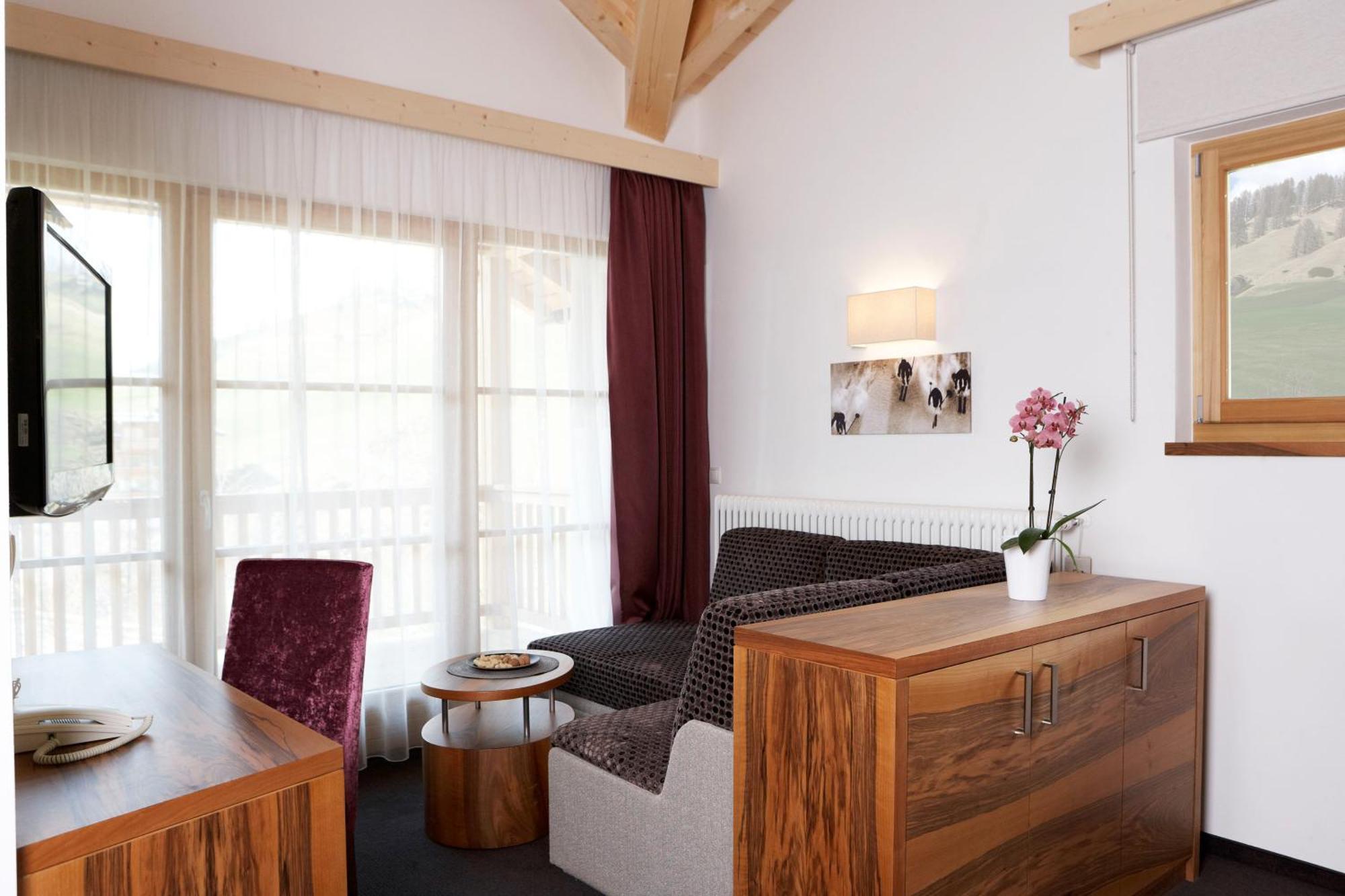 Hotel Stoeres - Active Wellbeing San Cassiano  Esterno foto