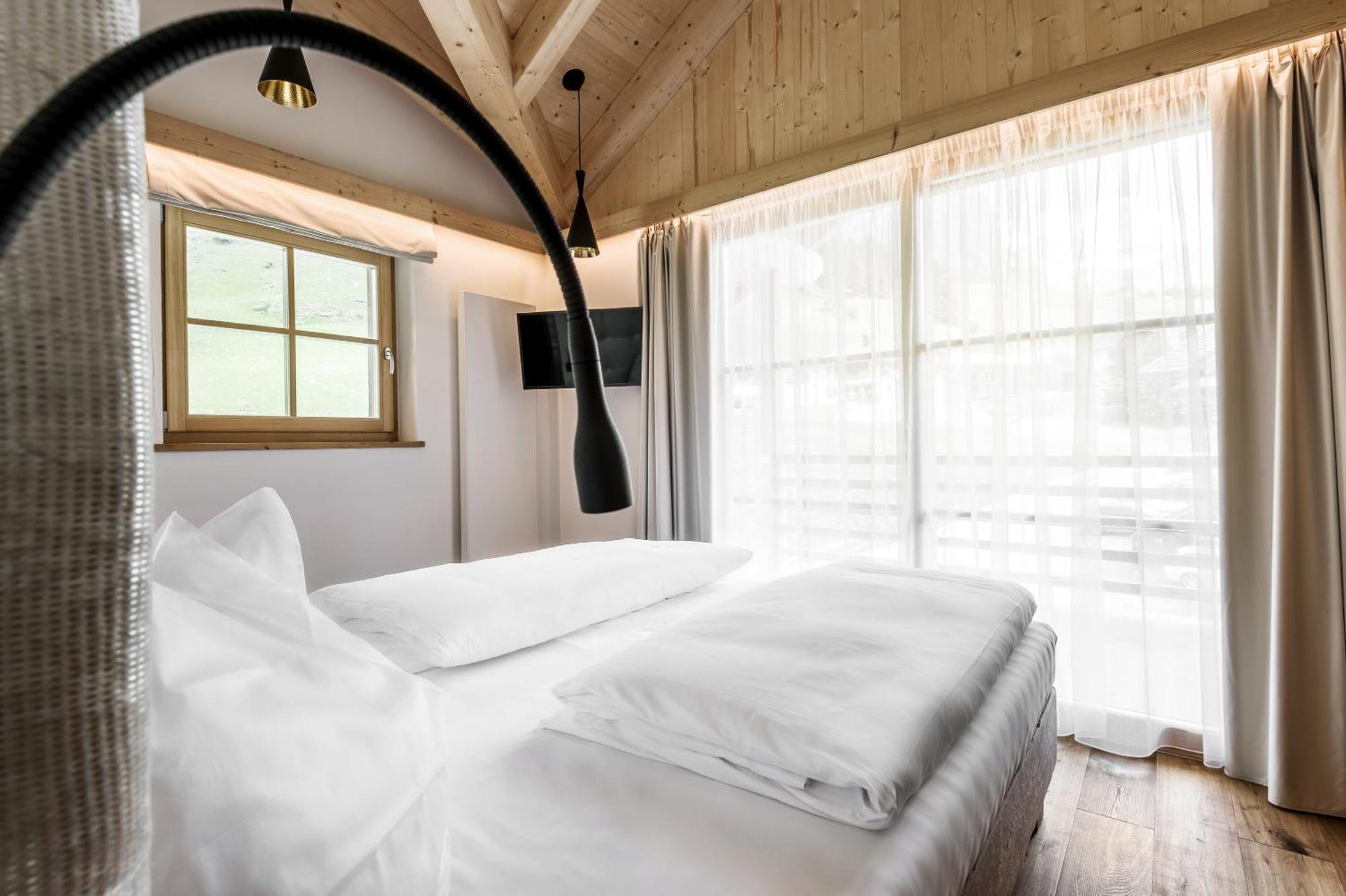 Hotel Stoeres - Active Wellbeing San Cassiano  Esterno foto