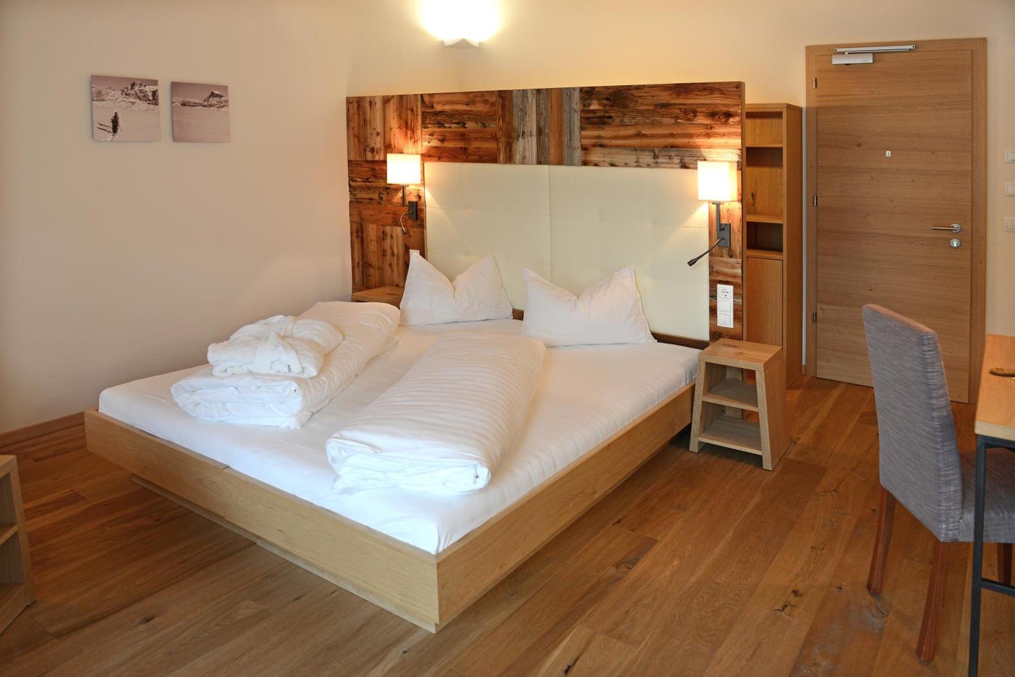 Hotel Stoeres - Active Wellbeing San Cassiano  Esterno foto