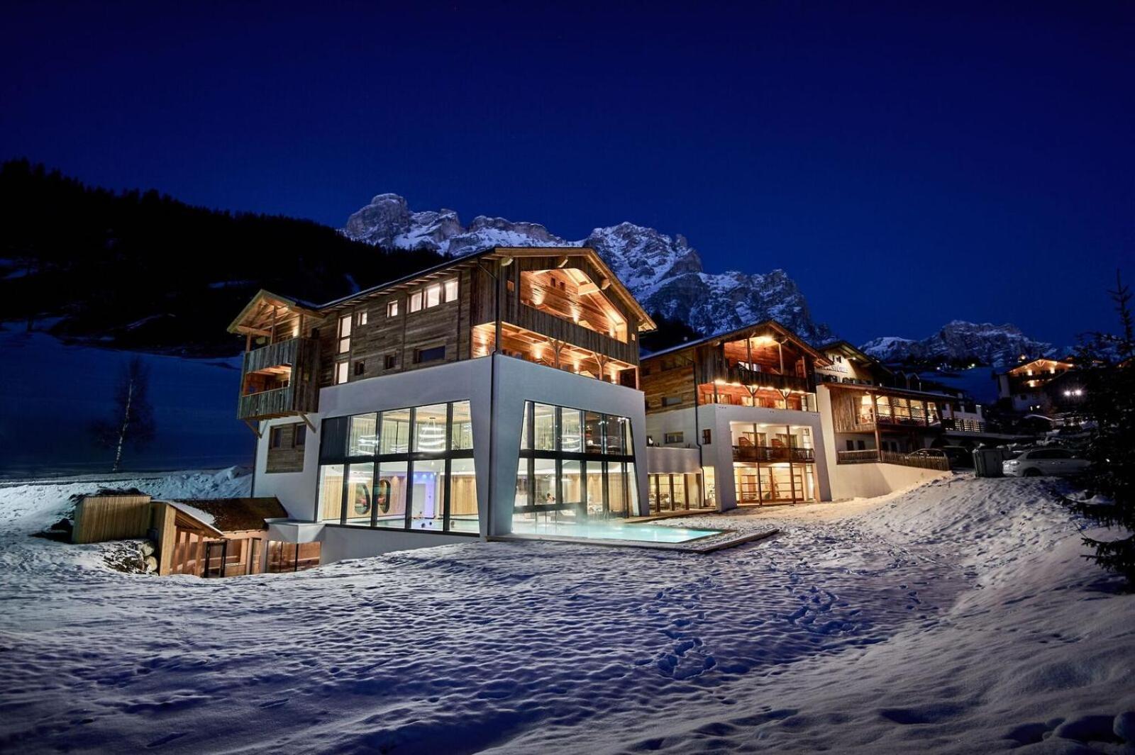 Hotel Stoeres - Active Wellbeing San Cassiano  Esterno foto
