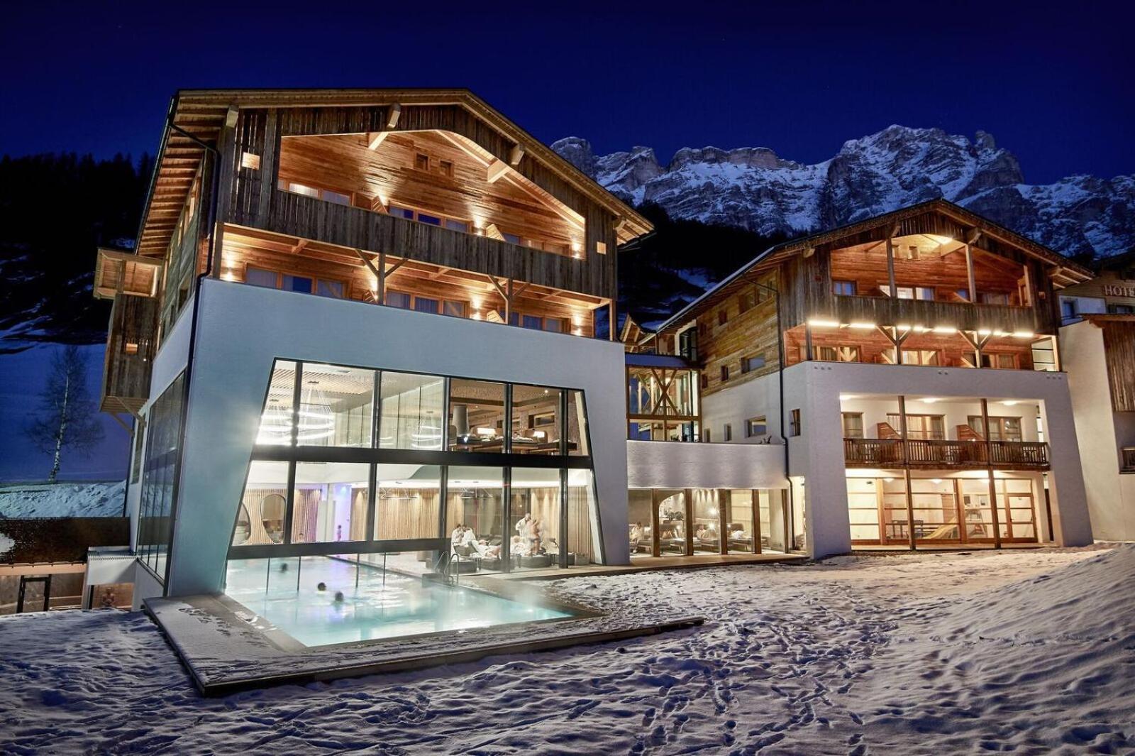 Hotel Stoeres - Active Wellbeing San Cassiano  Esterno foto