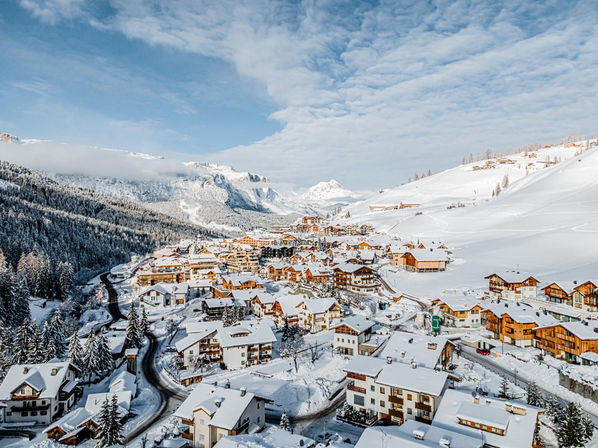 Hotel Stoeres - Active Wellbeing San Cassiano  Esterno foto